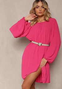 Renee - Fuksjowa Rozkloszowana Sukienka Ozdobiona Plisowaniem i Bufiastymi Rękawami Ksarina. Kolor: różowy. Wzór: aplikacja. Typ sukienki: rozkloszowane. Styl: elegancki