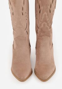 Renee - Ciemnobeżowe Ażurowe Botki Kowbojki VICES na Słupku Falenatea. Okazja: na co dzień. Kolor: beżowy. Materiał: jeans. Wzór: ażurowy. Sezon: wiosna. Obcas: na słupku. Styl: casual, elegancki, klasyczny #4