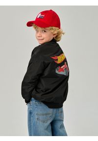 Sinsay - Kurtka bomberka z nadrukiem na plecach Hot Wheels - czarny. Kolor: czarny. Wzór: nadruk #1