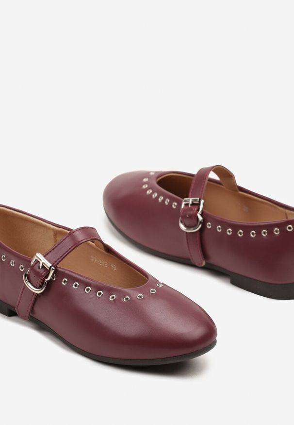 Born2be - Bordowe Balerinki z Paskiem z Klamerką Zdobione Nitami Elldriva. Okazja: na co dzień. Zapięcie: pasek. Kolor: czerwony. Materiał: jeans. Wzór: aplikacja. Obcas: na obcasie. Styl: elegancki, casual. Wysokość obcasa: niski