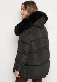 Born2be - Czarna Kurtka z Pikowanymi Przeszyciami i Kapturem z Futerkiem Galiadia. Okazja: na spacer, na co dzień. Kolor: czarny. Materiał: futro. Styl: casual, klasyczny, sportowy #2