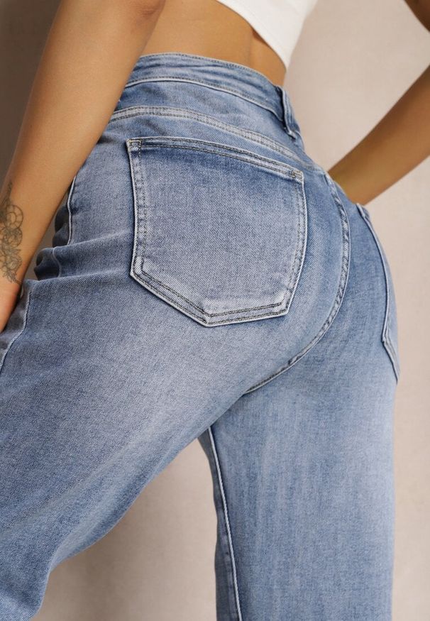 Renee - Jasnoniebieskie Jeansy Regular z Bawełny Ozdobione Połyskiem z Podwijanymi Nogawkami Frisala. Okazja: na co dzień. Kolor: niebieski. Wzór: aplikacja. Styl: klasyczny, elegancki, casual