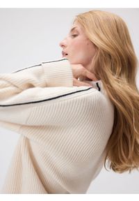 Reserved - Sweter z kontrastową lamówką - kremowy. Kolor: kremowy. Materiał: dzianina