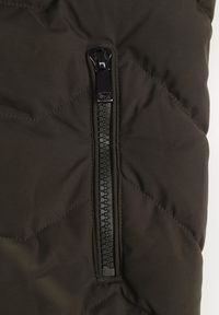 Renee - Ciemnozielona Kamizelka Pikowana Zapinana na Suwak Ozdobiona Kapturem i Sznurkami Finaria. Okazja: na co dzień. Kolor: zielony. Materiał: jeans. Wzór: aplikacja. Styl: casual, elegancki #5