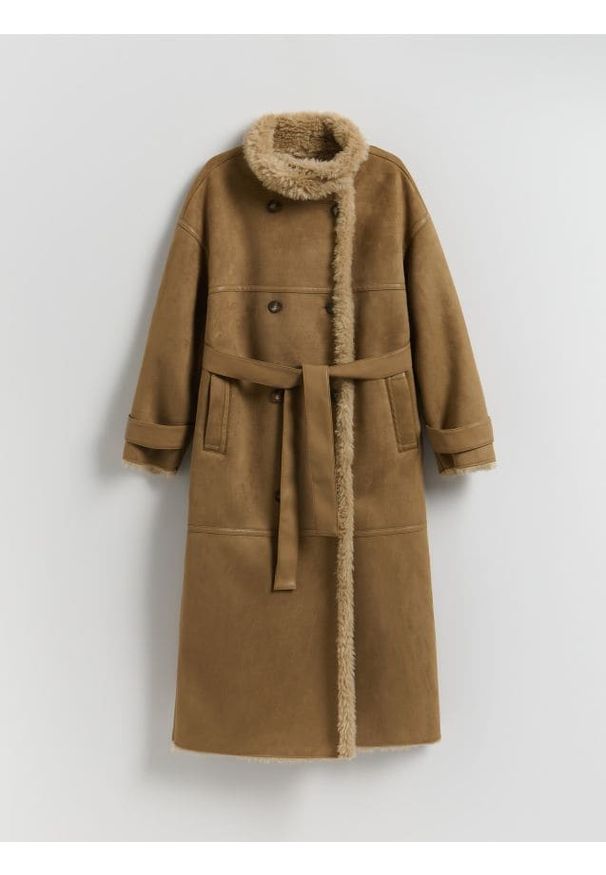 Reserved - Dwurzędowy płaszcz z kożuchem - beżowy. Kolor: beżowy. Materiał: skóra