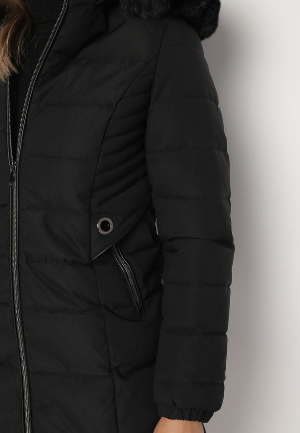 Born2be - Czarna Pikowana Kurtka z Kapturem i Futerkiem z Możliwością Odpięcia Taralina. Okazja: na spacer, na co dzień. Typ kołnierza: kaptur. Kolor: czarny. Materiał: futro. Styl: casual, klasyczny