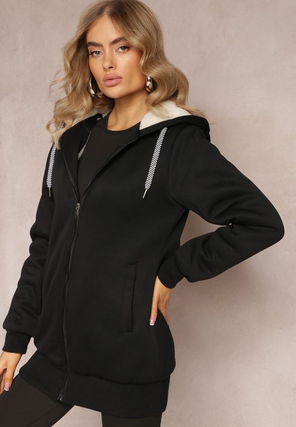 Renee - Czarna Bluza ze Sztucznym Futerkiem i Kapturem oraz Kieszeniami Creactia. Kolor: czarny. Materiał: futro