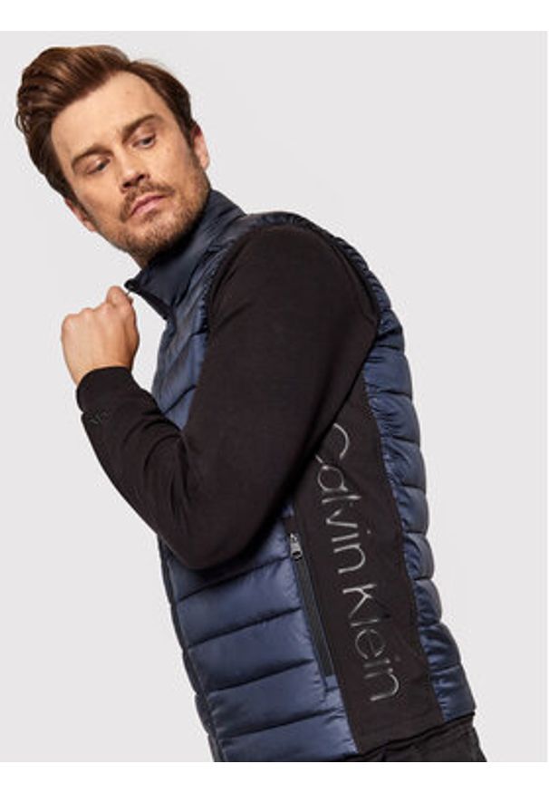 Calvin Klein Kamizelka Recycled Side K10K108292 Granatowy Regular Fit. Kolor: niebieski. Materiał: syntetyk