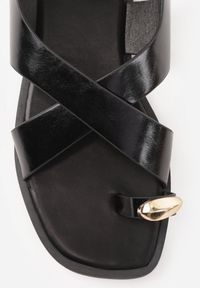 Renee - Czarne Sandały w Stylu Japonek Ozdobione Metaliczną Aplikacją Carover. Okazja: na co dzień. Zapięcie: pasek. Kolor: czarny. Wzór: aplikacja. Styl: casual, elegancki #4