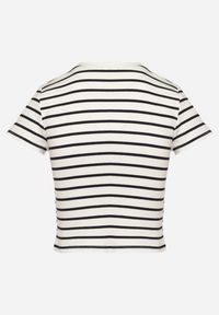 Born2be - Niebiesko-Biały Bawełniany T-shirt w Paski z Jeansową Naszywką i Napisem Velviola. Okazja: na co dzień, na spacer. Kolor: niebieski. Materiał: bawełna, jeans. Wzór: paski, aplikacja, napisy. Styl: casual, elegancki #5