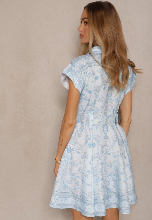 Renee - Niebieska Koszulowa Sukienka z Wiskozy z Paskiem z Klamrą Nitalana. Okazja: na co dzień. Typ kołnierza: dekolt w serek. Kolor: niebieski. Materiał: wiskoza. Długość rękawa: krótki rękaw. Typ sukienki: koszulowe. Styl: klasyczny, casual, elegancki