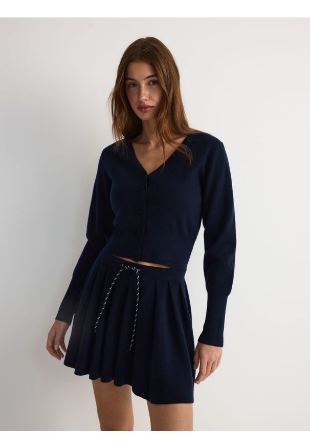Reserved - Spódnica mini z zakładkami - granatowy. Kolor: niebieski. Materiał: dzianina, wełna
