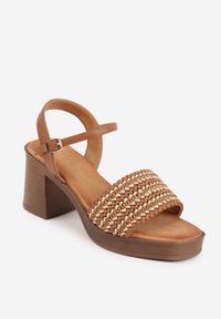 Renee - Ciemnobeżowe Plecione Sandały VICES na Słupku Stylizowanym na Drewniany Chasine. Nosek buta: otwarty. Zapięcie: sprzączka. Kolor: beżowy. Materiał: zamsz, skóra. Sezon: lato. Obcas: na słupku. Wysokość obcasa: średni #5