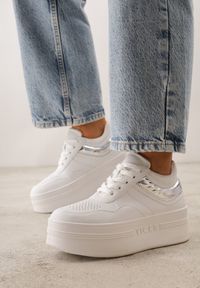Renee - Biało-Srebrne Sneakersy VICES na Platformie Ozdobione Tłoczonym Napisem Berolla. Okazja: na co dzień. Kolor: biały. Materiał: dresówka. Wzór: aplikacja, napisy. Obcas: na platformie #8
