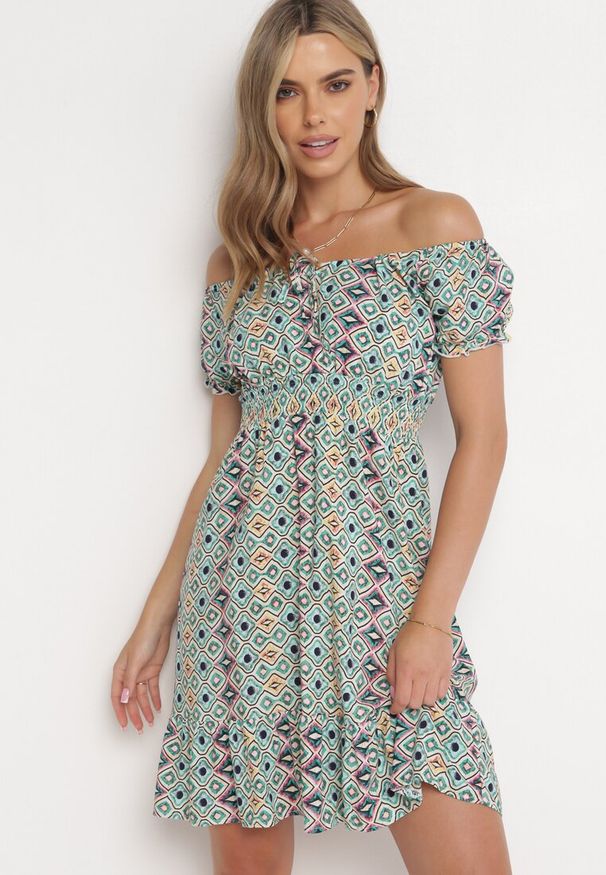 Born2be - Zielona Wiskozowa Mini Sukienka z Hiszpańskim Dekoltem Krala. Kolor: zielony. Materiał: wiskoza. Wzór: aplikacja. Długość: mini