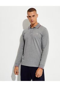 MONCLER - Szara koszulka polo. Typ kołnierza: polo. Kolor: szary. Materiał: bawełna. Długość rękawa: długi rękaw. Długość: długie. Wzór: aplikacja #1