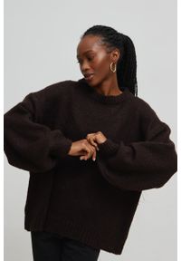 Marsala - Sweter oversize z bufiastym rękawem INTENSE BROWN - RIVERO. Okazja: na co dzień. Materiał: wełna, akryl. Sezon: zima, lato, jesień, wiosna. Styl: casual, klasyczny