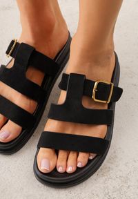 Renee - Czarne Klapki Ozdobione Geometrycznymi Paskami i Metaliczną Klamrą Hossei. Okazja: na co dzień. Kolor: czarny. Materiał: jeans. Wzór: geometria, aplikacja. Styl: casual, elegancki #4