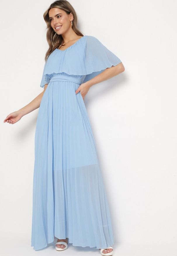 Born2be - Niebieska Sukienka Plisowana z Szeroką Falbaną Przy Dekolcie Dinara. Kolor: niebieski. Styl: wizytowy. Długość: maxi