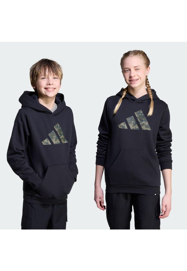 Adidas - Bluza z kapturem dla dzieci z grafiką moro. Typ kołnierza: kaptur. Kolor: czarny. Materiał: polar. Wzór: moro. Sport: joga i pilates