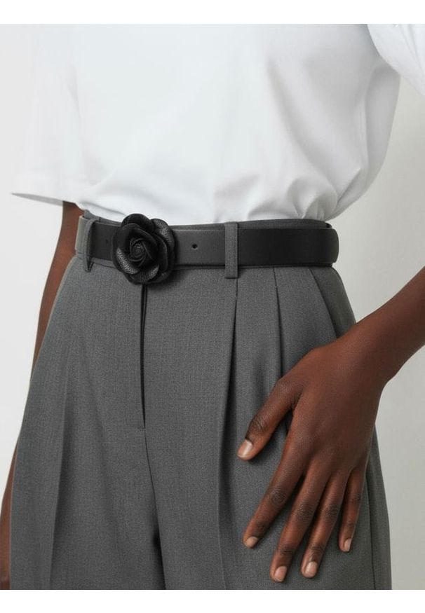 Sinsay - Pasek z klamrą w kształcie róży - czarny. Kolor: czarny