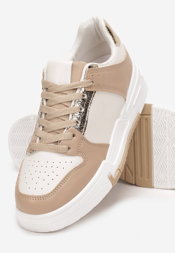 Renee - Ciemnobeżowe Sneakersy z Ozdobnymi Wstawkami Jeffeed. Okazja: na co dzień. Kolor: beżowy. Materiał: jeans. Obcas: na płaskiej podeszwie