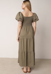 Born2be - Ciemnozielona Wiskozowa Sukienka z Bufiastymi Rękawami i Marszczoną Górą Liones. Okazja: na co dzień. Kolor: zielony. Materiał: wiskoza. Długość rękawa: krótki rękaw. Sezon: lato. Typ sukienki: proste. Styl: wakacyjny, casual #4