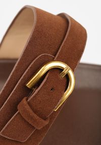 Born2be - Ciemnobrązowe Klapki z Dwoma Paskami i Klamrami Cevinra. Okazja: na co dzień. Kolor: brązowy. Sezon: lato. Styl: casual, elegancki #9