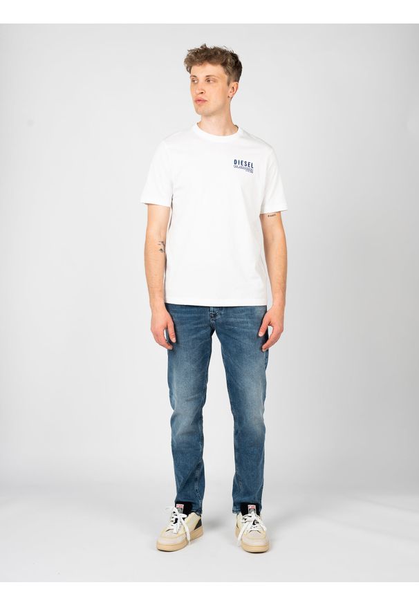 Diesel T-shirt "T-Just" | A13872-0QIAM | Mężczyzna | Biały. Okazja: na co dzień. Kolor: biały. Materiał: bawełna. Wzór: napisy. Styl: elegancki, casual