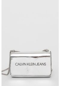 Calvin Klein Jeans Torebka kolor srebrny. Kolor: srebrny. Rodzaj torebki: na ramię