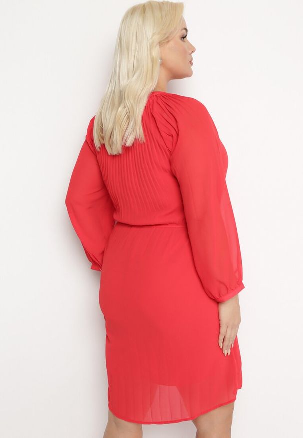 Born2be - Czerwona Sukienka z Paskiem Yiridi. Kolor: czerwony. Długość rękawa: długi rękaw. Typ sukienki: trapezowe. Długość: midi