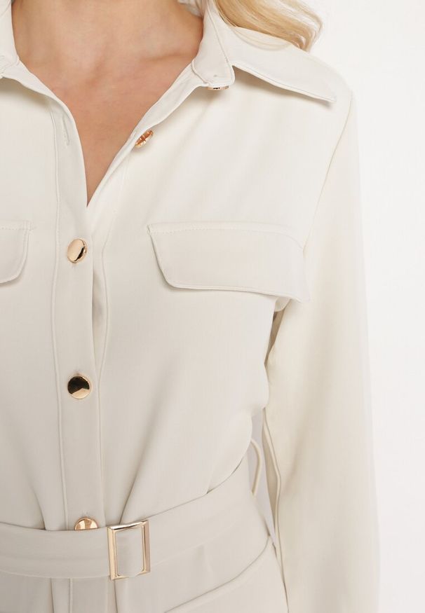 Born2be - Jasnobeżowa Sukienka Koszulowa z Kieszeniami w Stylu Utility Naiatema. Okazja: na co dzień. Kolor: beżowy. Typ sukienki: koszulowe. Styl: casual, klasyczny