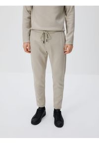 Reserved - Spodnie dresowe slim - jasnoszary. Kolor: szary. Materiał: dresówka #1