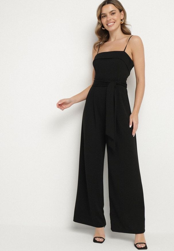 Born2be - Czarny Kombinezon Ozdobiony Paskiem z Szerokimi Nogawkami Deolise. Kolor: czarny. Długość rękawa: na ramiączkach. Wzór: aplikacja. Styl: elegancki