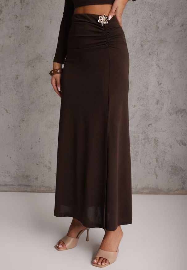 Renee - Brązowy Komplet Spódnica i Longsleeve Zdobione Marszczeniami i Aplikacjami Bervessa. Kolor: brązowy. Wzór: aplikacja