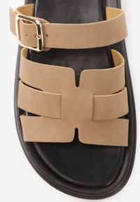 Renee - Ciemnobeżowe Klapki z Przekładanymi Paskami i Regulacją z Klamrą Celilye. Okazja: na co dzień. Kolor: beżowy. Materiał: koronka. Sezon: lato. Styl: casual, boho #8