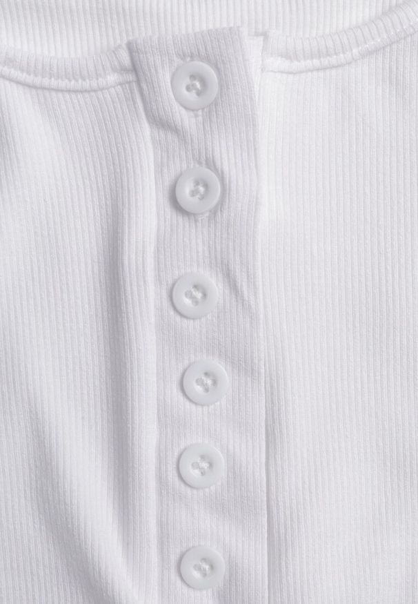 Renee - Biały Bawełniany Tank Top w Prążki z Ozdobnymi Guziczkami Bernissa. Okazja: na co dzień, na imprezę. Kolor: biały. Materiał: bawełna. Wzór: prążki. Styl: casual