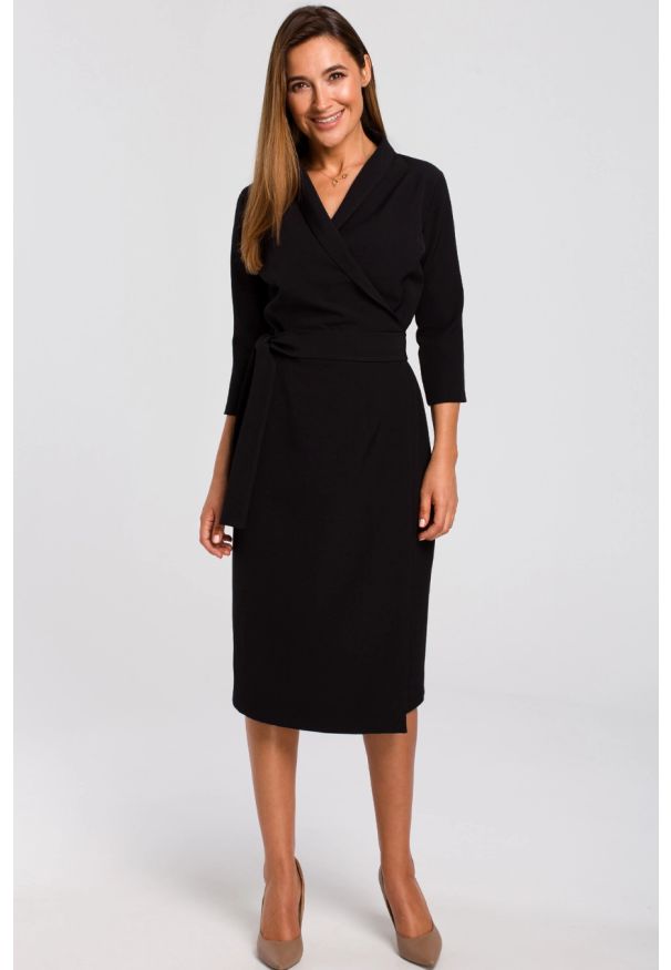 Stylove - Elegancka sukienka biznesowa kopertowa midi z paskiem czarna. Okazja: na spotkanie biznesowe. Kolor: czarny. Typ sukienki: kopertowe. Styl: biznesowy, elegancki. Długość: midi