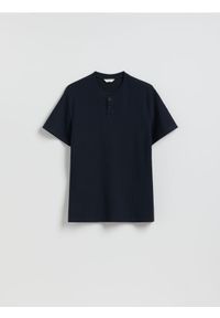 Reserved - T-shirt henley regular fit - granatowy. Typ kołnierza: typu henley. Kolor: niebieski. Materiał: dzianina, bawełna #1