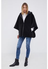 Desigual Poncho 21WAIA38 kolor czarny e. Kolor: czarny. Materiał: materiał. Wzór: gładki #1