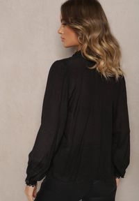 Renee - Czarna Luźna Koszula z Wiskozą Zdobiona Koronką Venoriah. Okazja: do pracy, na spotkanie biznesowe, na co dzień. Typ kołnierza: dekolt w serek. Kolor: czarny. Materiał: koronka, wiskoza. Długość rękawa: długi rękaw. Długość: długie. Wzór: koronka, aplikacja. Styl: casual, elegancki, biznesowy #3