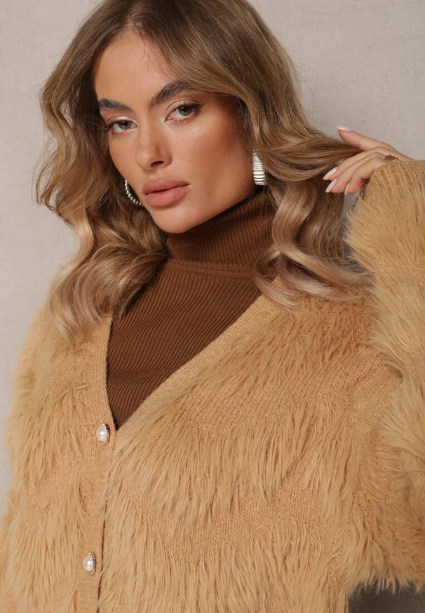 Renee - Ciemnobeżowy Zapinany Kardigan na Guziki z Puchatego Materiału Ralioppe. Kolor: beżowy. Materiał: materiał