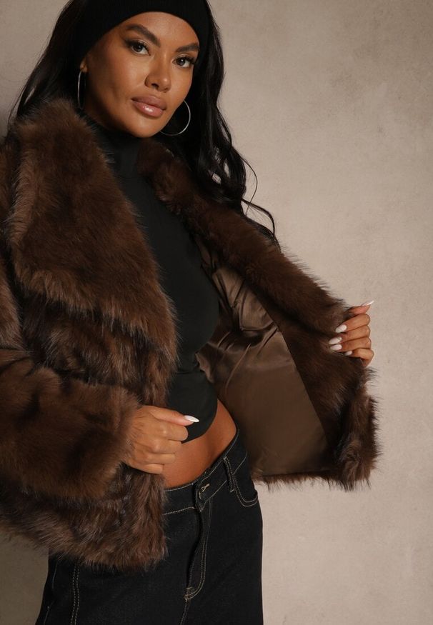 Renee - Brązowa Kurtka Futrzana Ozdobiona Kołnierzem Avelire. Okazja: na co dzień. Kolor: brązowy. Materiał: futro. Wzór: aplikacja. Sezon: zima. Styl: casual, elegancki