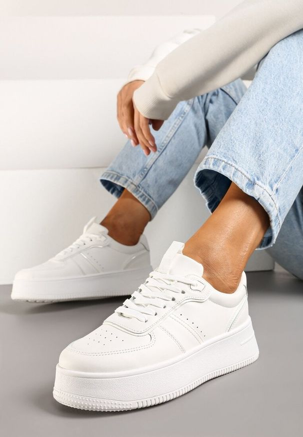 Renee - Białe Casualowe Sneakersy Vices na Niskiej Platformie Torila. Okazja: na co dzień. Zapięcie: sznurówki. Kolor: biały. Materiał: jeans. Wzór: aplikacja. Obcas: na platformie