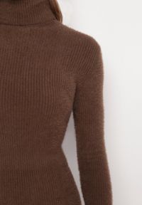 Born2be - Brązowa Sweterkowa Puchata Sukienka Midi z Wełny z Golfem Sebhat. Typ kołnierza: golf. Kolor: brązowy. Materiał: wełna. Długość: midi #5