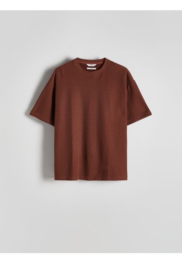 Reserved - T-shirt boxy w prążek - brązowy. Kolor: brązowy. Materiał: bawełna, dzianina. Wzór: prążki