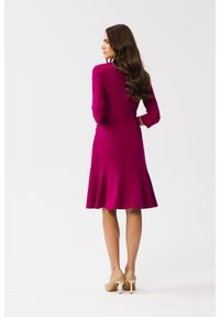 Stylove - Elegancka sukienka z wiązaniem przy dekolcie i falbaną śliwka. Okazja: na spotkanie biznesowe. Styl: elegancki #2