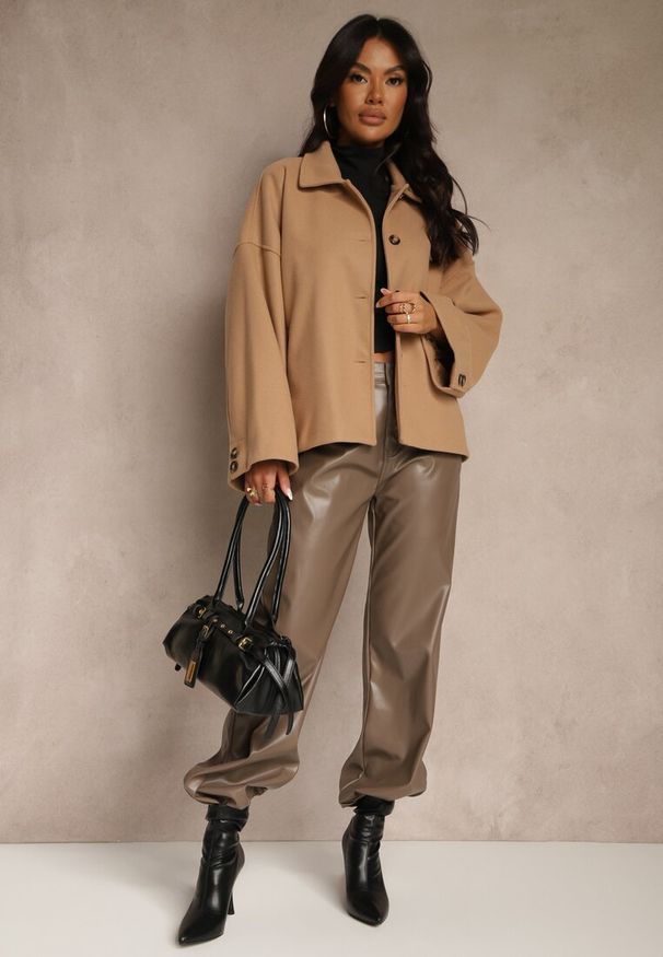 Renee - Beżowa Kurtka o Prostym Fasonie Tilanesa. Okazja: na co dzień, na imprezę. Kolor: beżowy. Materiał: poliester. Styl: casual, klasyczny