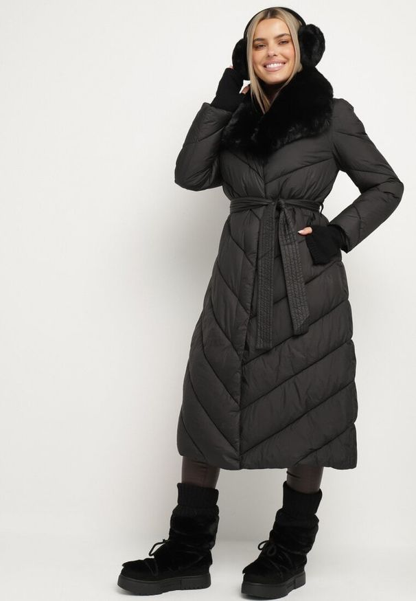 Born2be - Czarna Długa Kurtka Płaszcz Pikowany z Wiązanym Paskiem i Futerkiem Kemiss. Kolor: czarny. Materiał: futro. Długość: długie. Wzór: aplikacja