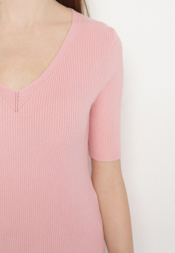 Born2be - Różowa Prążkowana Bluzka z Dekoltem w Serek Unenisa. Okazja: na co dzień. Typ kołnierza: dekolt w serek. Kolor: różowy. Materiał: prążkowany. Długość rękawa: krótki rękaw. Długość: krótkie. Styl: casual